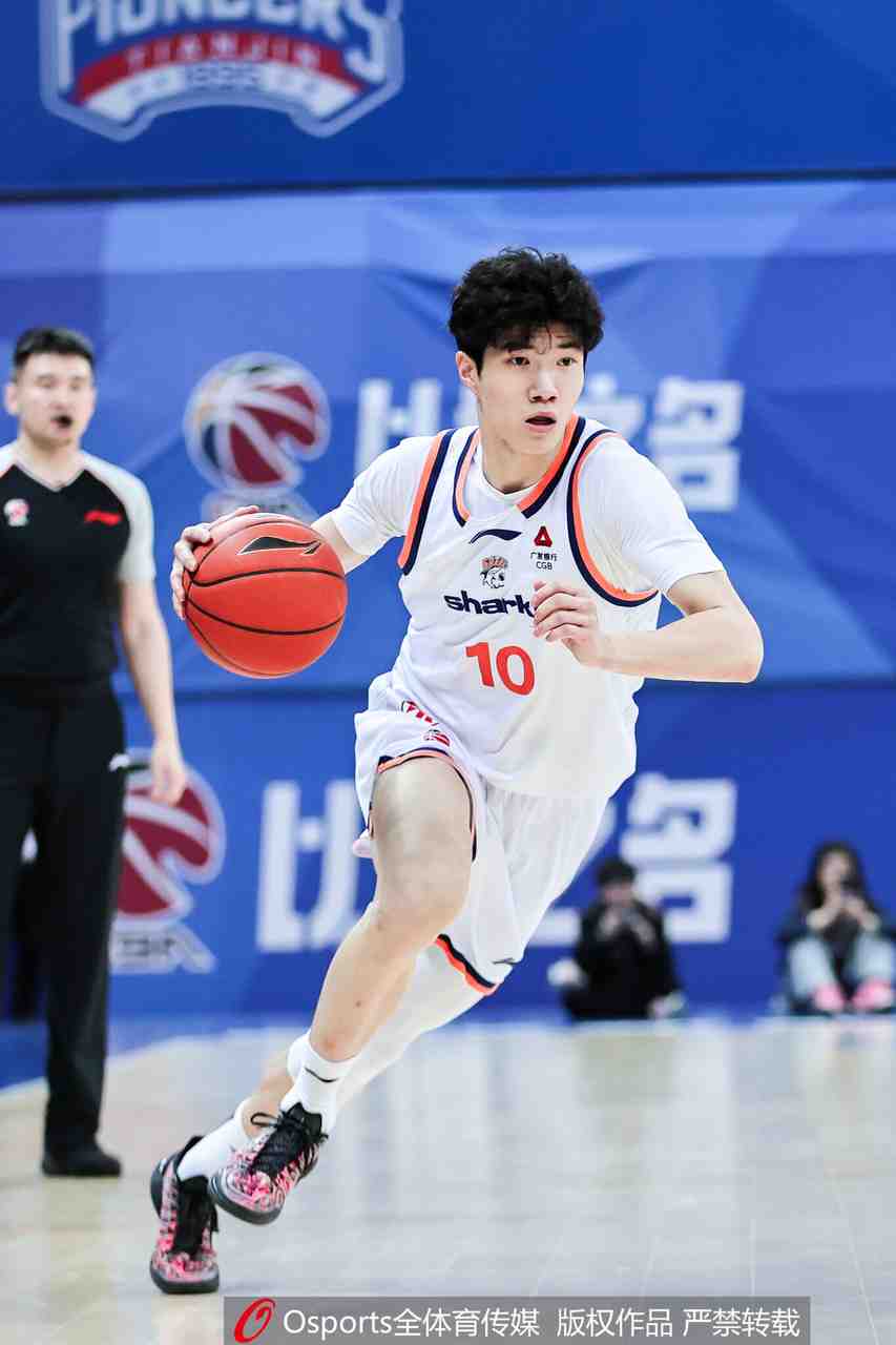 进步明显!偰李永炜16中10砍全队最高26分 三分7中4
