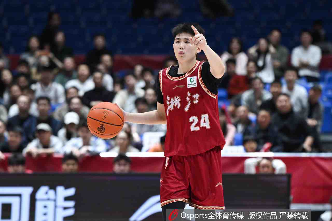 成长了不少!李悦洲半场出战13分钟 三分3中2拿到7分